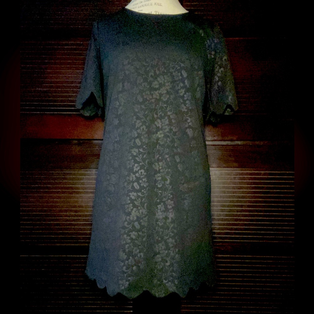 Women’s Monteau Short Black Patterned Scalloped Short Sleeve and Hem Dress~M
